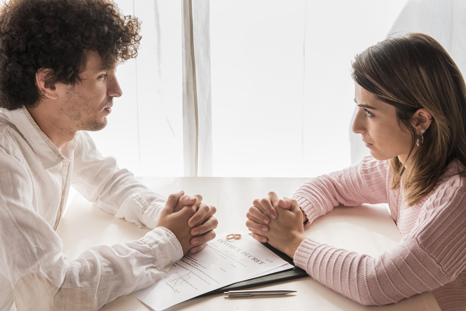 Online Divorce Customer Support Tested: Live Chat vs. Phone vs. Email